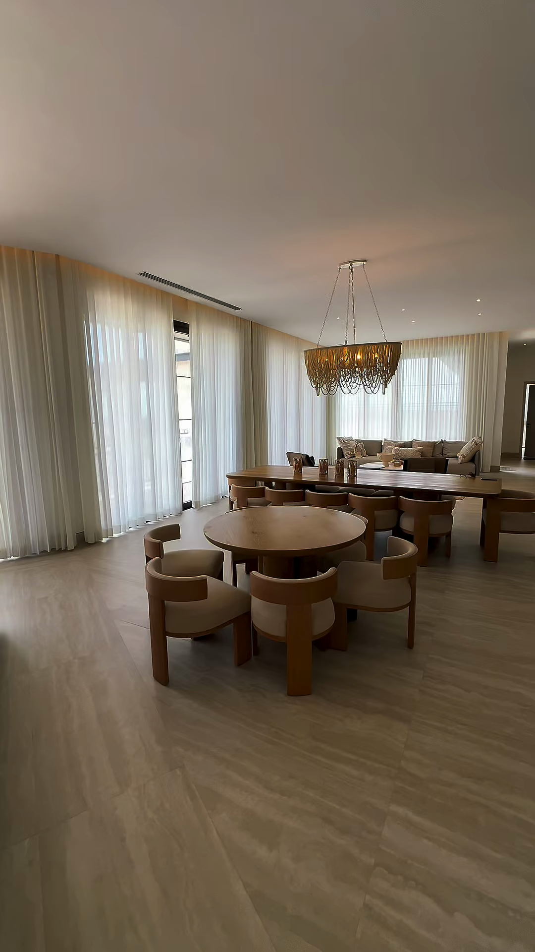 Cortinas claras instaladas frente a ventanales de un salón