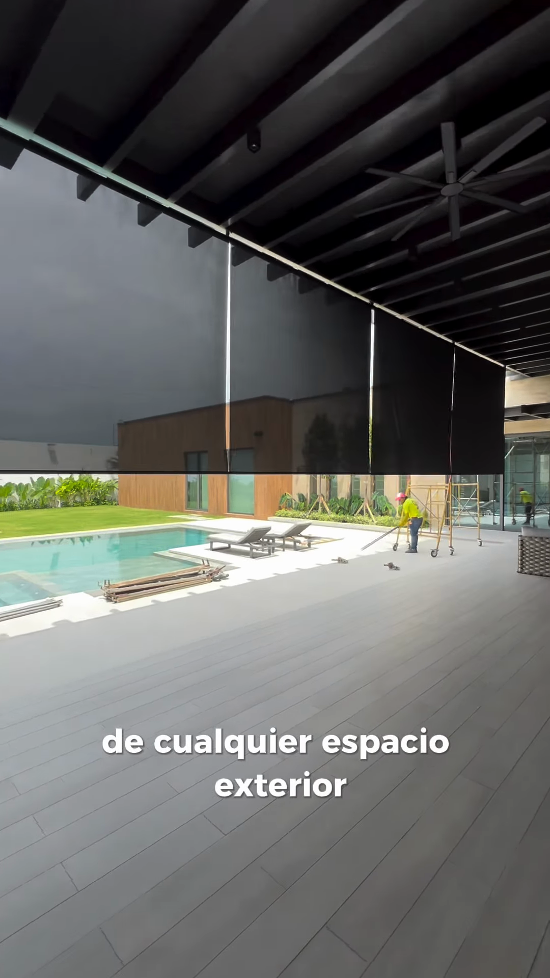 Toldos verticales instalados en un espacio exterior