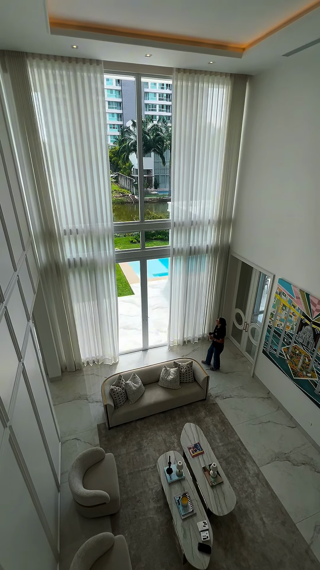 Cortinas claras instaladas en un salón de doble altura