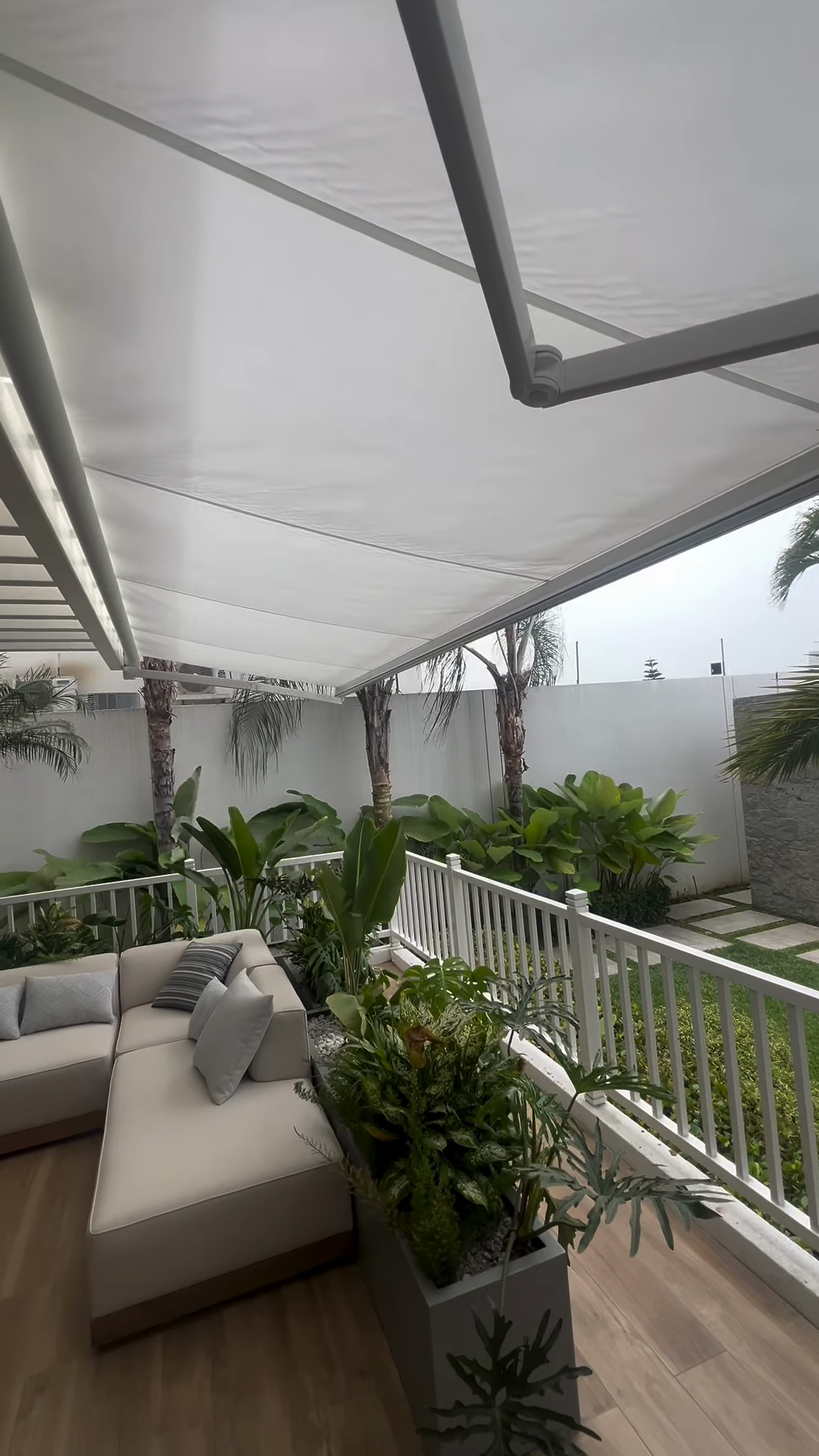 Toldo proyectante motorizado junto a una fachada