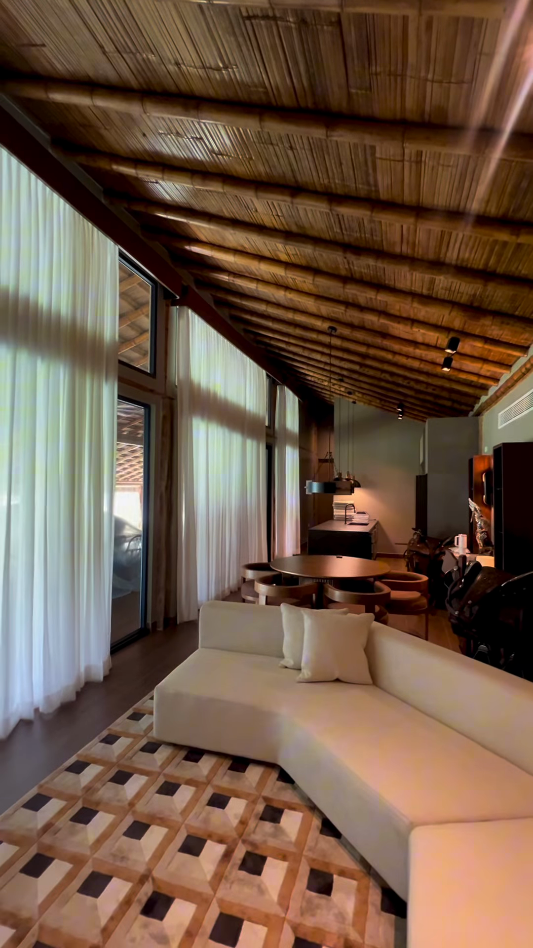 Cortinas textiles en un ambiente con techo de madera